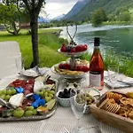 3 Bedrooms 2 Bathrooms River View * Stryn