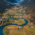 3 Bedrooms 2 Bathrooms River View Apartamento Stryn