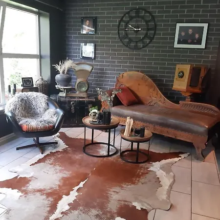 3 Bedrooms 2 Bathrooms River View *