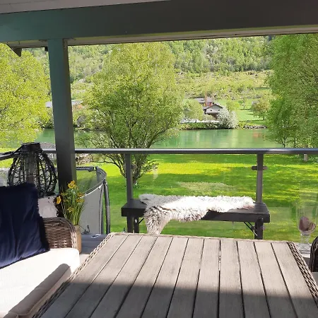 3 Bedrooms 2 Bathrooms River View Lejlighed Stryn