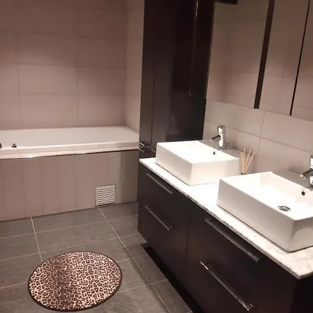 3 Bedrooms 2 Bathrooms River View Apartment Stryn