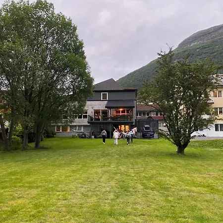 3 Bedrooms 2 Bathrooms River View Apartment