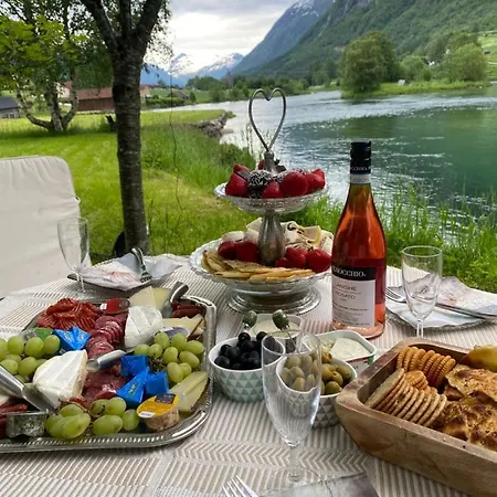 3 Bedrooms 2 Bathrooms River View * Stryn