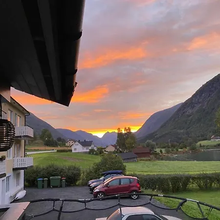 3 Bedrooms 2 Bathrooms River View Stryn