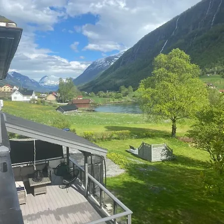 3 Bedrooms 2 Bathrooms River View Apartment Stryn