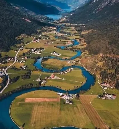 3 Bedrooms 2 Bathrooms River View Apartment Stryn