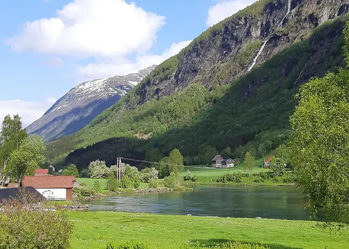3 Bedrooms 2 Bathrooms River View * Stryn