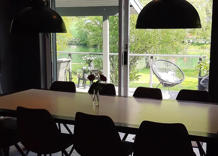 3 Bedrooms 2 Bathrooms River View *