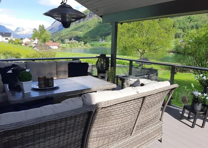 3 Bedrooms 2 Bathrooms River View דירה *