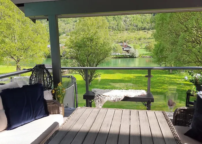 3 Bedrooms 2 Bathrooms River View Lejlighed Stryn