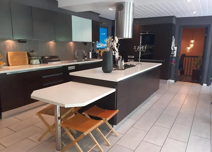 3 Bedrooms 2 Bathrooms River View Lejlighed Stryn