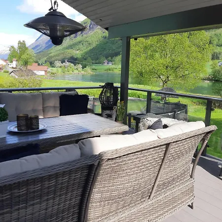 3 Bedrooms 2 Bathrooms River View Apartment *